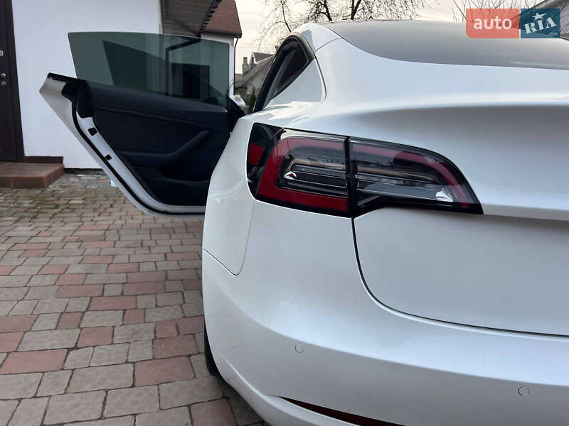 Седан Tesla Model 3 2021 в Киеве