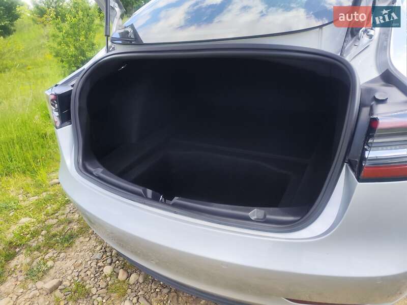 Седан Tesla Model 3 2018 в Івано-Франківську