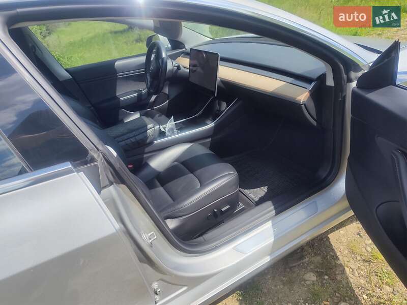 Седан Tesla Model 3 2018 в Івано-Франківську