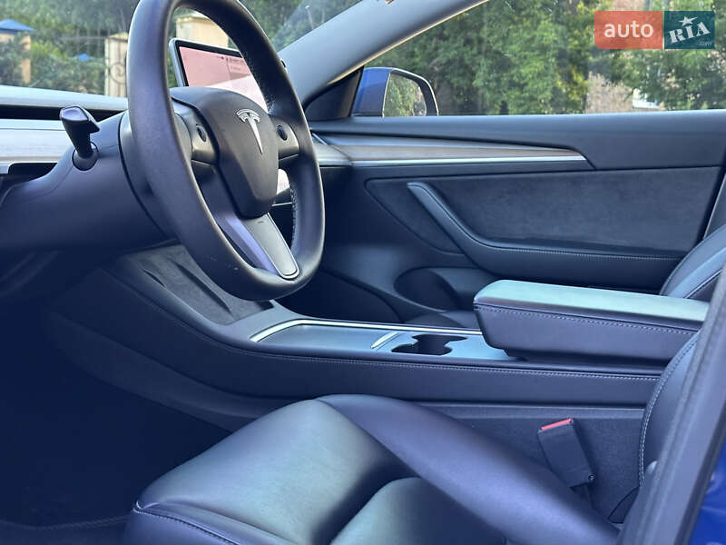 Седан Tesla Model 3 2021 в Киеве