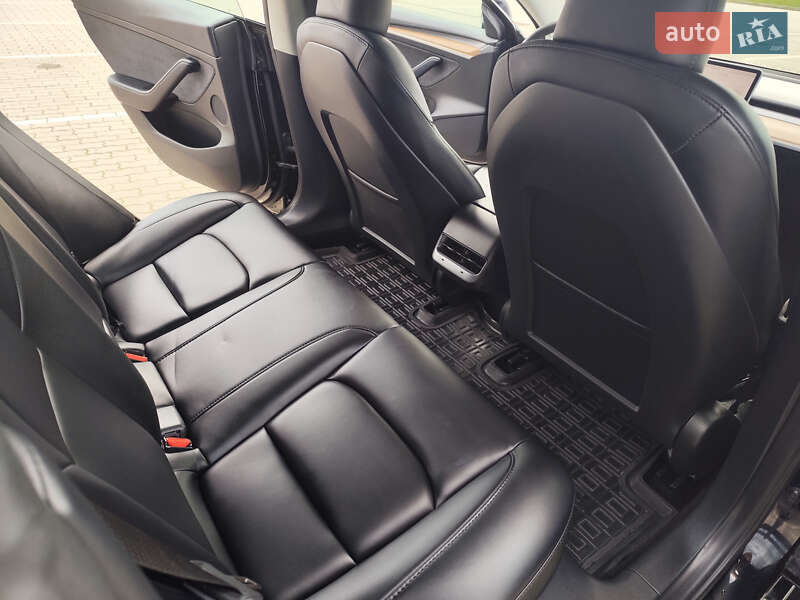 Седан Tesla Model 3 2023 в Львове