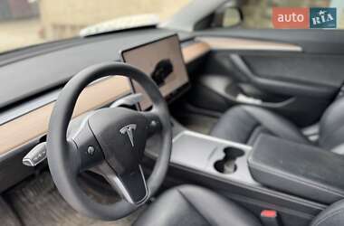 Седан Tesla Model 3 2022 в 