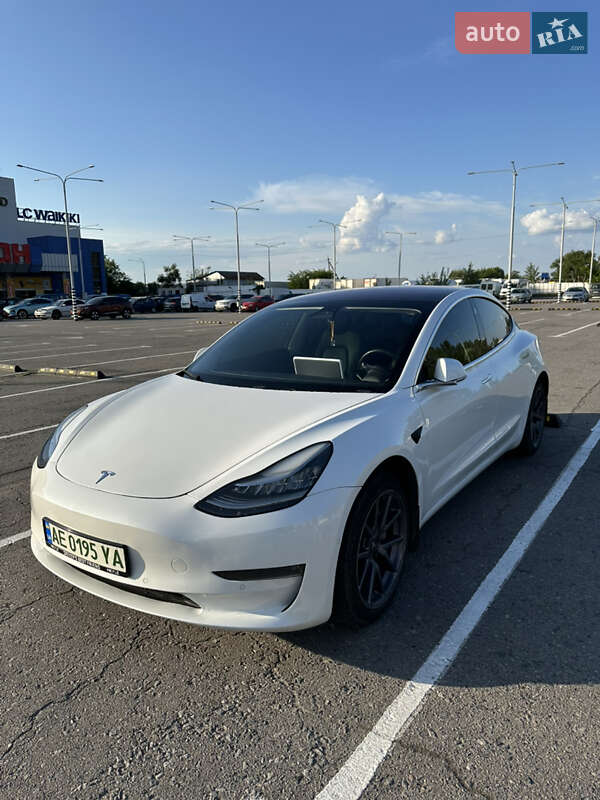 Седан Tesla Model 3 2019 в 