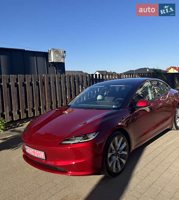 Седан Tesla Model 3 2024 в 