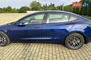Седан Tesla Model 3 2022 в 