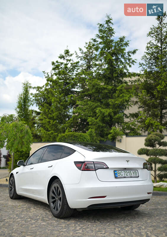 Седан Tesla Model 3 2022 в Львове