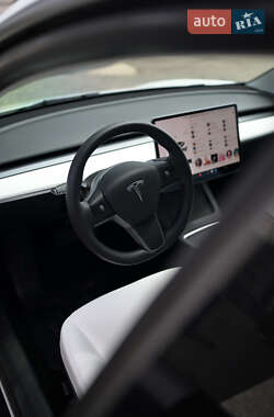 Седан Tesla Model 3 2022 в 