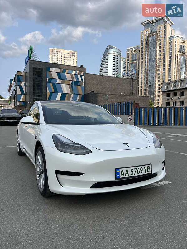 Седан Tesla Model 3 2021 в 