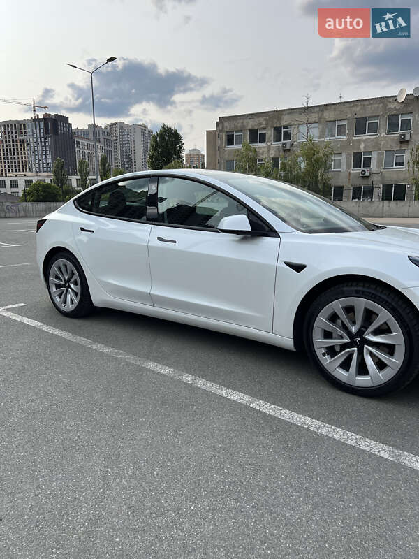 Седан Tesla Model 3 2021 в Киеве