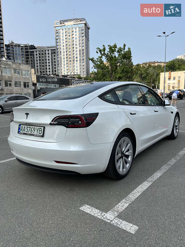 Седан Tesla Model 3 2021 в Киеве
