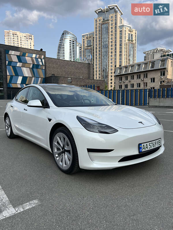 Седан Tesla Model 3 2021 в Киеве