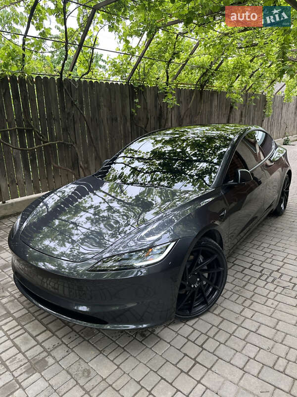 Седан Tesla Model 3 2024 в Чорноморську