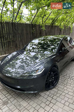 Седан Tesla Model 3 2024 в 