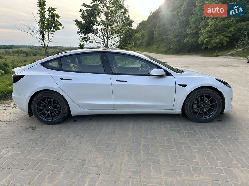 Седан Tesla Model 3 2021 в Калуше