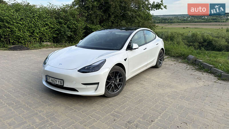 Седан Tesla Model 3 2021 в Калуше