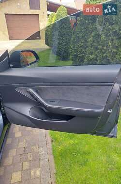 Седан Tesla Model 3 2021 в 