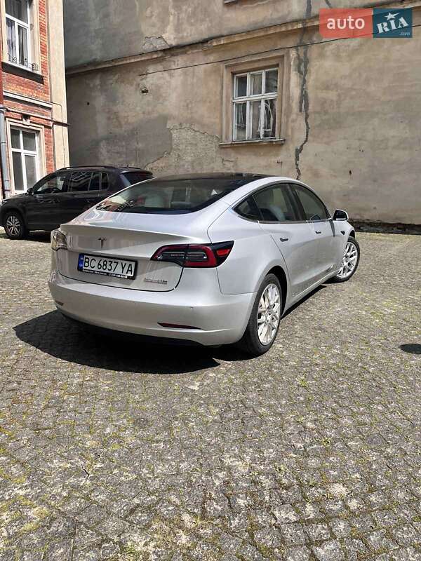 Седан Tesla Model 3 2018 в Львові