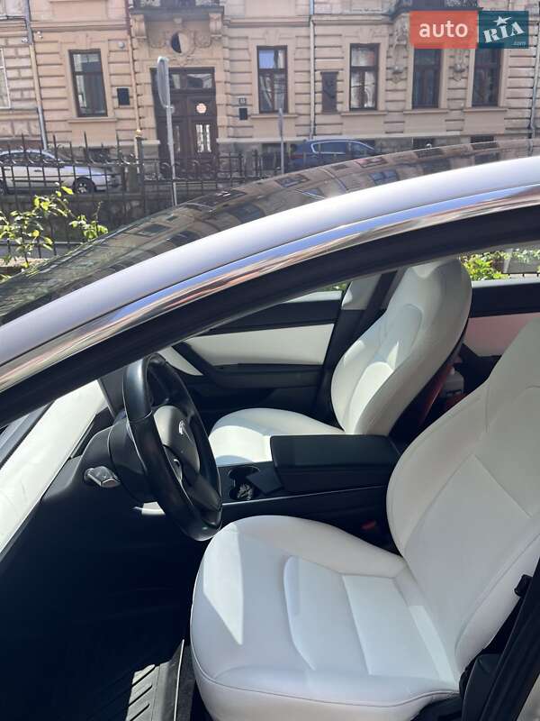 Седан Tesla Model 3 2018 в Львові