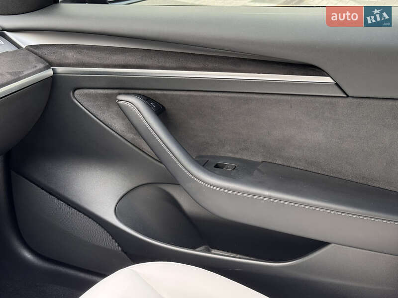 Седан Tesla Model 3 2021 в Киеве