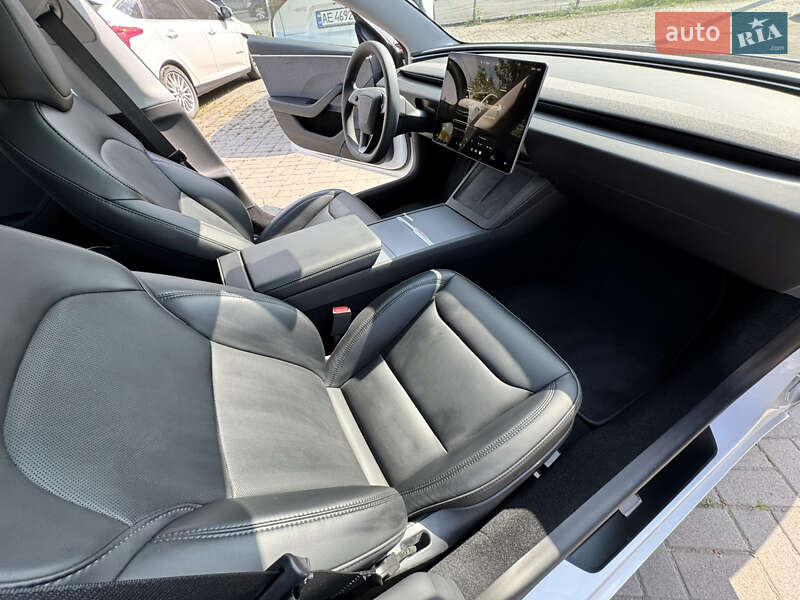 Седан Tesla Model 3 2024 в Днепре