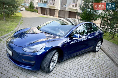 Седан Tesla Model 3 2022 в 