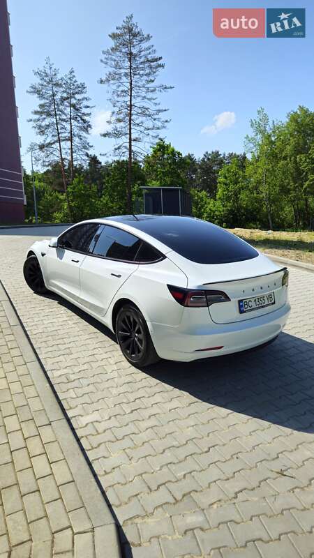 Седан Tesla Model 3 2021 в Новояворовске