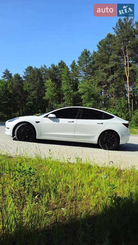 Седан Tesla Model 3 2021 в Новояворовске