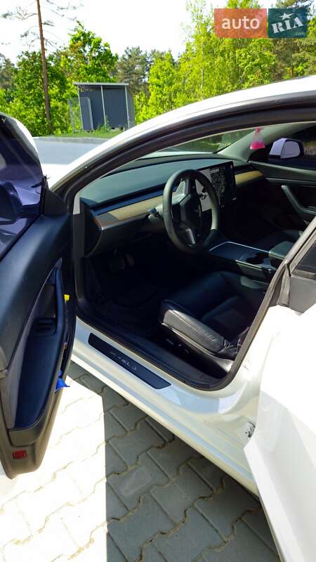 Седан Tesla Model 3 2021 в Новояворовске
