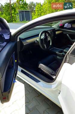 Седан Tesla Model 3 2021 в 
