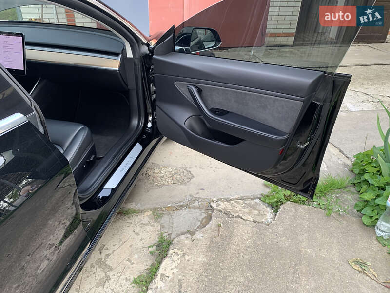 Седан Tesla Model 3 2019 в Буче