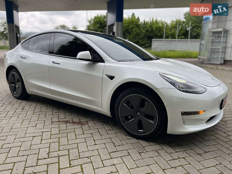 Седан Tesla Model 3 2022 в Самборі