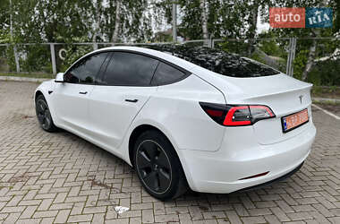 Седан Tesla Model 3 2022 в 