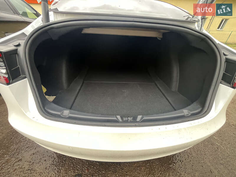 Седан Tesla Model 3 2022 в Самборе