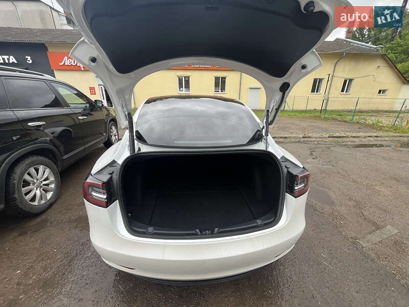 Седан Tesla Model 3 2022 в Самборі