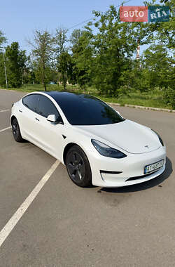 Седан Tesla Model 3 2022 в 