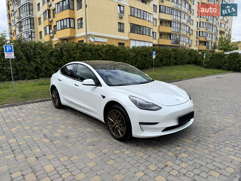 Седан Tesla Model 3 2022 в Львове