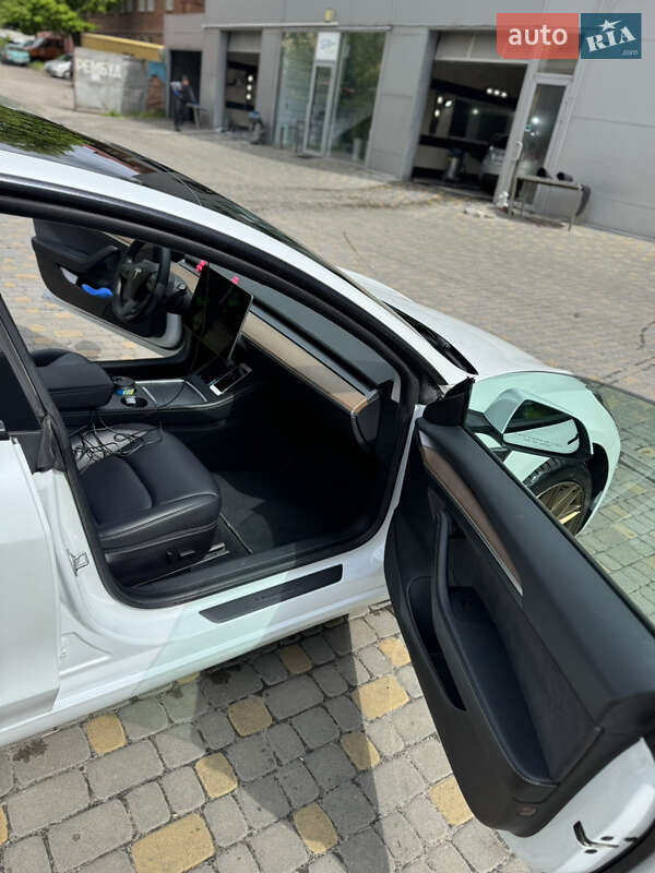 Седан Tesla Model 3 2022 в Львове