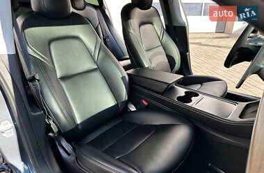 Седан Tesla Model 3 2023 в 