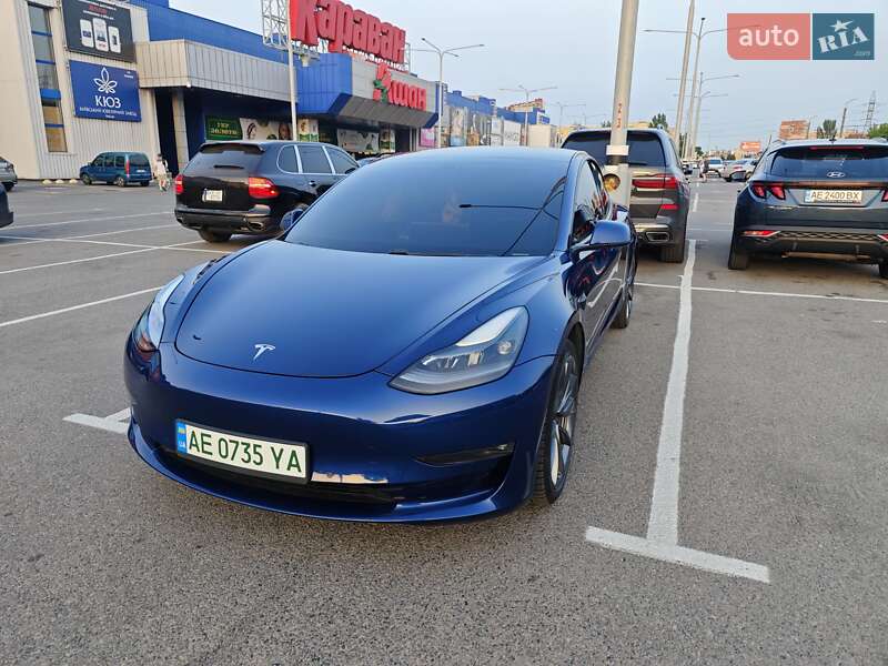 Седан Tesla Model 3 2021 в 