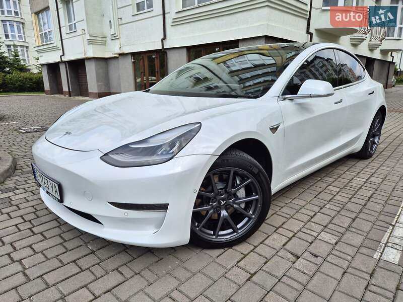 Седан Tesla Model 3 2020 в Івано-Франківську