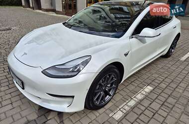 Седан Tesla Model 3 2020 в 