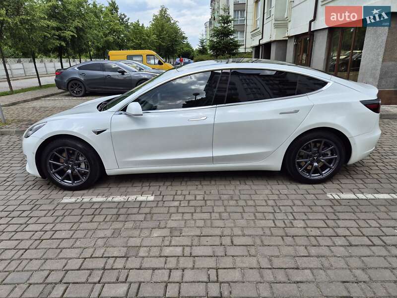 Седан Tesla Model 3 2020 в Івано-Франківську