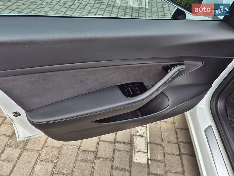 Седан Tesla Model 3 2020 в Івано-Франківську