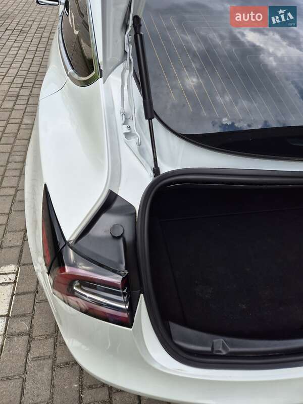 Седан Tesla Model 3 2020 в Івано-Франківську