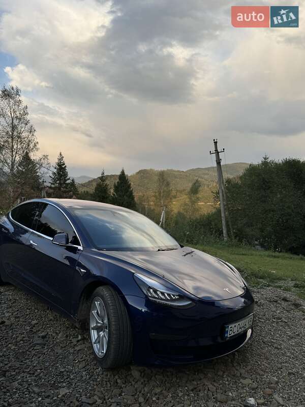 Седан Tesla Model 3 2018 в Львове
