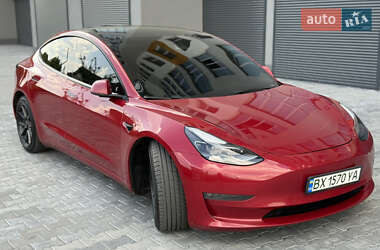 Седан Tesla Model 3 2021 в 