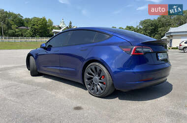 Седан Tesla Model 3 2022 в 