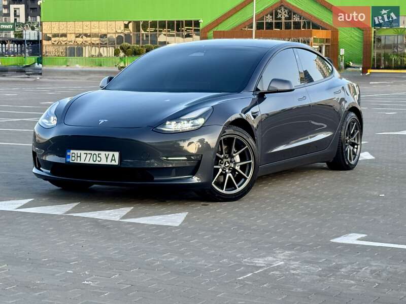 Седан Tesla Model 3 2021 в 