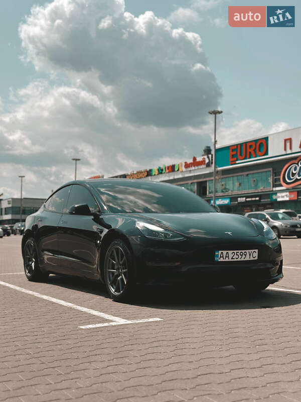 Седан Tesla Model 3 2021 в 