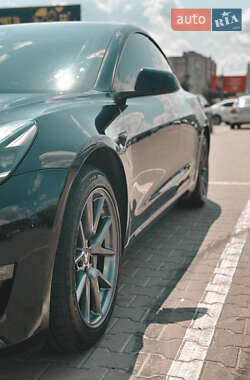 Седан Tesla Model 3 2021 в 